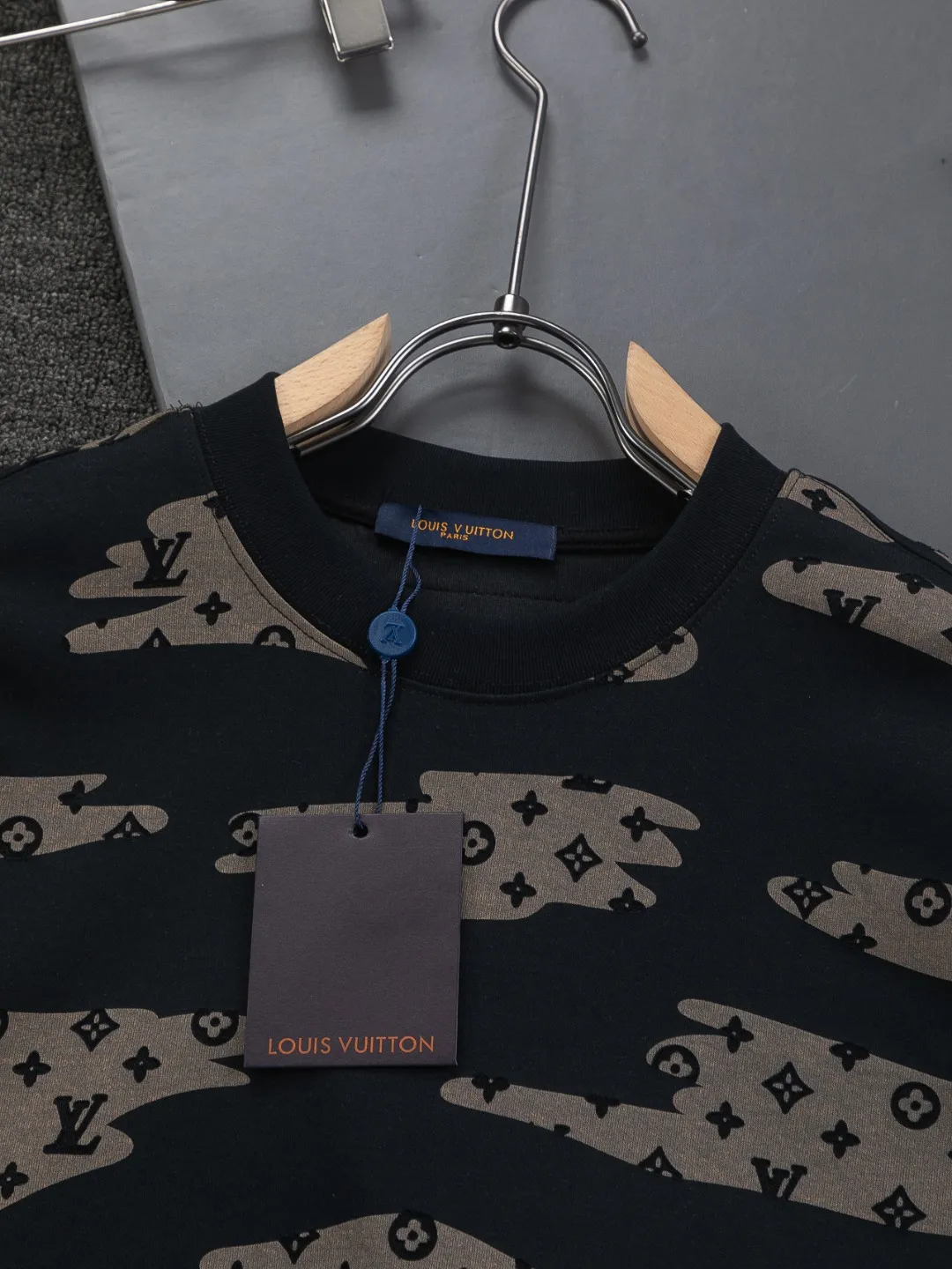 🅿️210 Louis Vuitton 1V LV micro-wide version S-XL LV 26ss new product counters are on the shelves at the same time. Multiple craftsmanship, composite fabrics, all-over cutting🔥Fire flower clouds☁️letter logo🪡 embroidery, round neck short-sleeved T-shirt, same style for men and women! Consigned to one-to-one creation. Synchronized with the official website, pure cotton fabrics at the counter! It is close to the skin and comfortable, durable and easy to wear. It has a classic and simple logo design and meticulous original craftsmanship. Short-sleeves, a must-have item for men, do not appear to be the same for the general public, but must be unique and eye-catching. This LV short-sleeve is all about quality, comfort, the same shape and fashion as always, including fabrics and cutting techniques. All of them have been made with great effort! 320 grams of washed pure cotton fabric, pure cotton is breathable, very refreshing and comfortable for daily wear. The rib knitting on the neckline is smooth and tight, and the neckline will not be skewed if you toss it at will. The loose version, you will find that it looks really good on the upper body. The overall is minimalist and neat, super versatile for daily use! Pair it casually with a pair of pants for a youthful look. A T-shirt will make your outfit crazy. It is a fashionable item that can never go wrong! Color: Black White Gray Purple Size: S-XL Size chart: S: Shoulder width 50-Bust 56-Length 70 M: Shoulder width 52-Bust 57-Length 72 L: Shoulder width 54-Bust 59-Length 74 XL: Shoulder width 56-Bust 62-Length 76